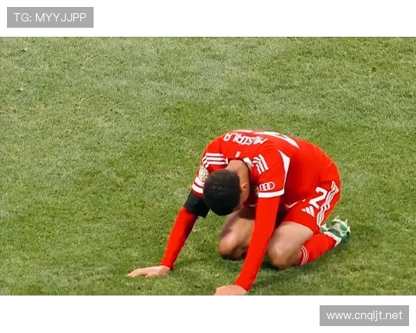 拜仁进攻体系困境:边路压力与中路拥堵问题,对赛季表现构成影响 拜仁进攻体系困境:边路压力与中路拥堵问题,对赛季表现构成影响