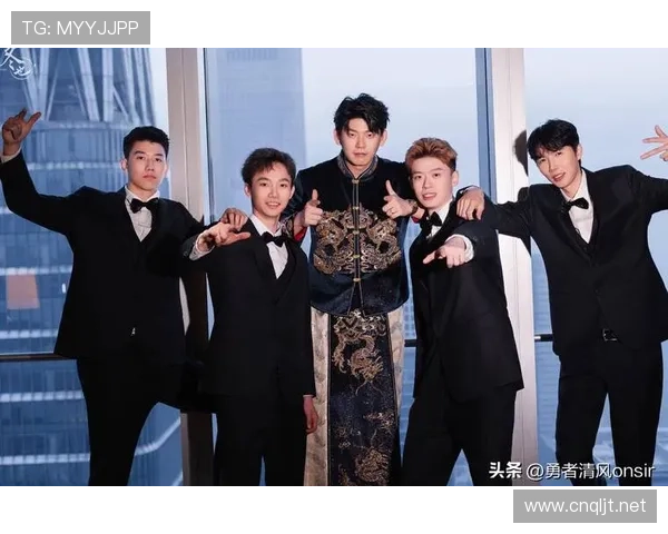 冯彦哲今天穿得像电影明星，赛场上可完全不是这风格啊！