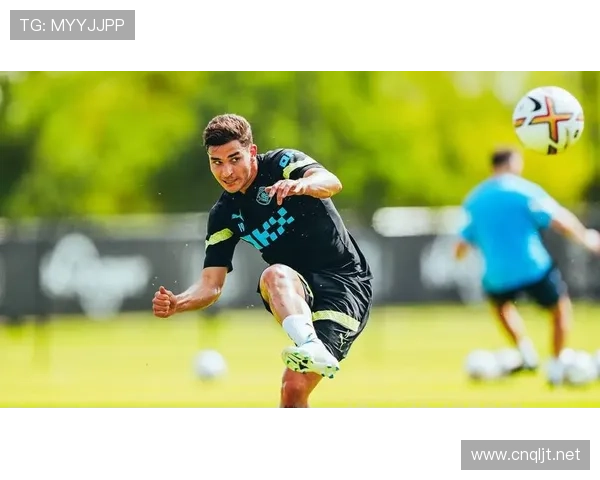 阿尔瓦雷斯居然能穿西装去训练？感觉随时能走红毯了